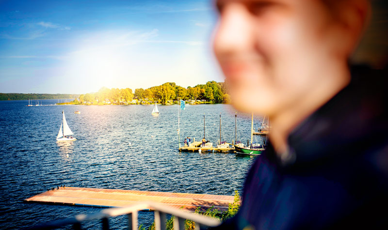 Lasse Schörling steht vor dem Ratzeburger See