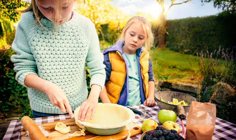 zwei Kinder backen einen Kuchen