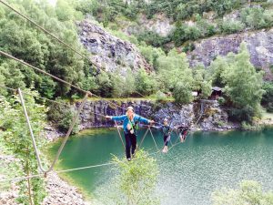 Mit viel Mut wurden Hängebrücken über den Bergsee überwunden.