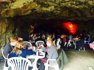 Beim urigen Höhlenbarbecue waren alle über das Programm und die super Location begeistert.