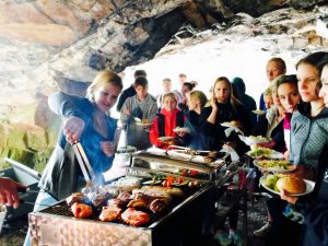 Einmalig – das Höhlenbarbecue begeisterte die Teilnehmer vom all-in-Sommercamp.