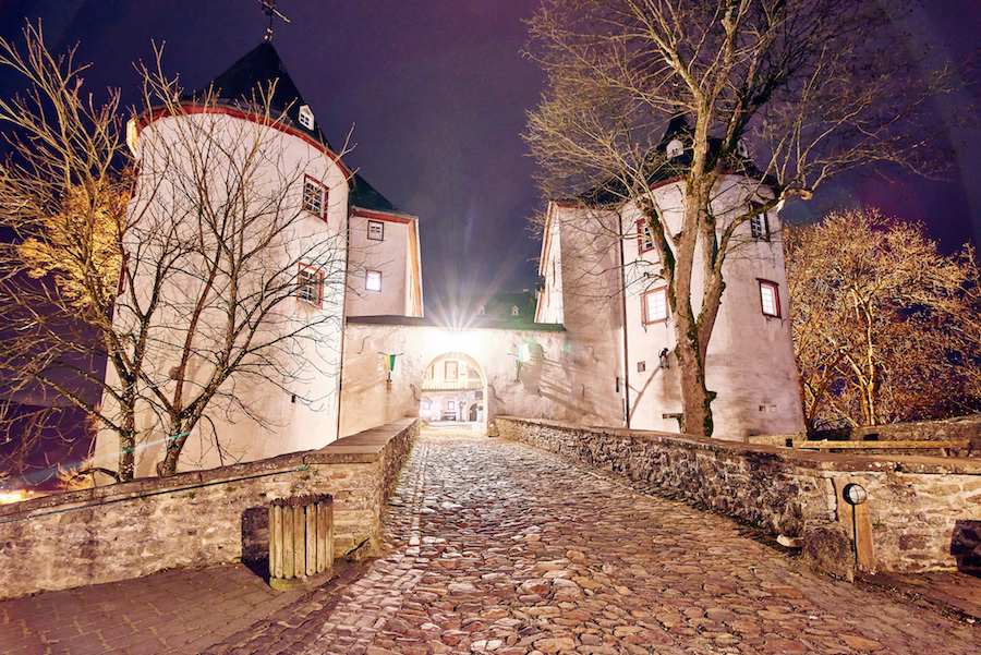 Jugendherberge Burg Bilstein bei Nacht
