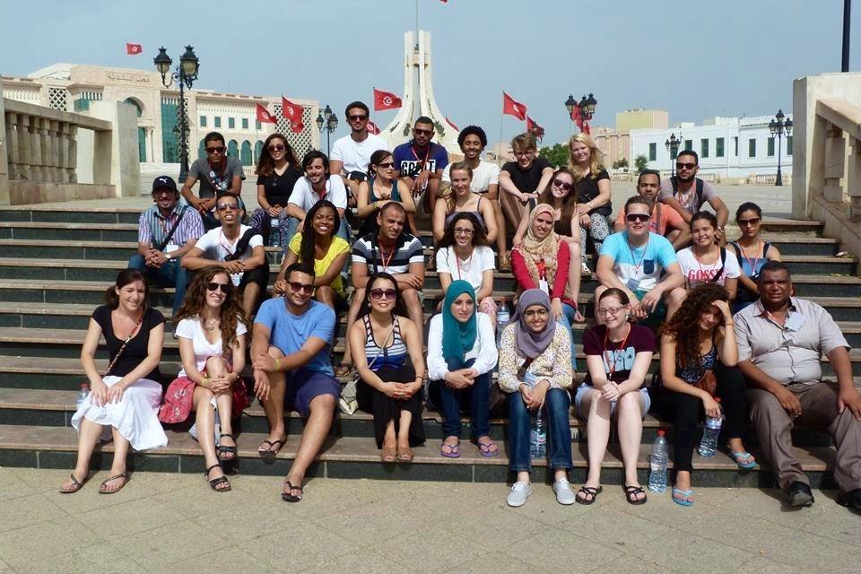 Die ganze Jugendbegegnungs-Gruppe vor einem tunesischen Regierungsgebäude