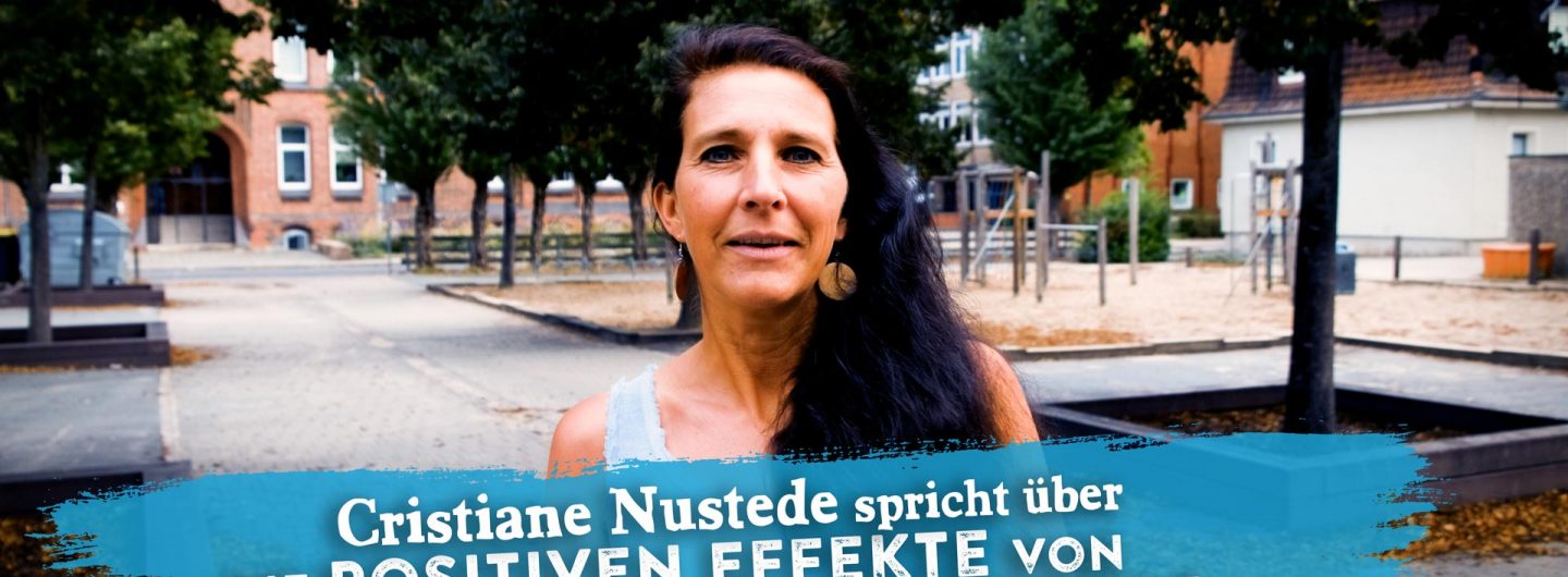 Man sieht Christiane Nustede (Leiterin einer Grundschule in Lehrte), die über den positiven Effect von Klassenfahrten berichtet.