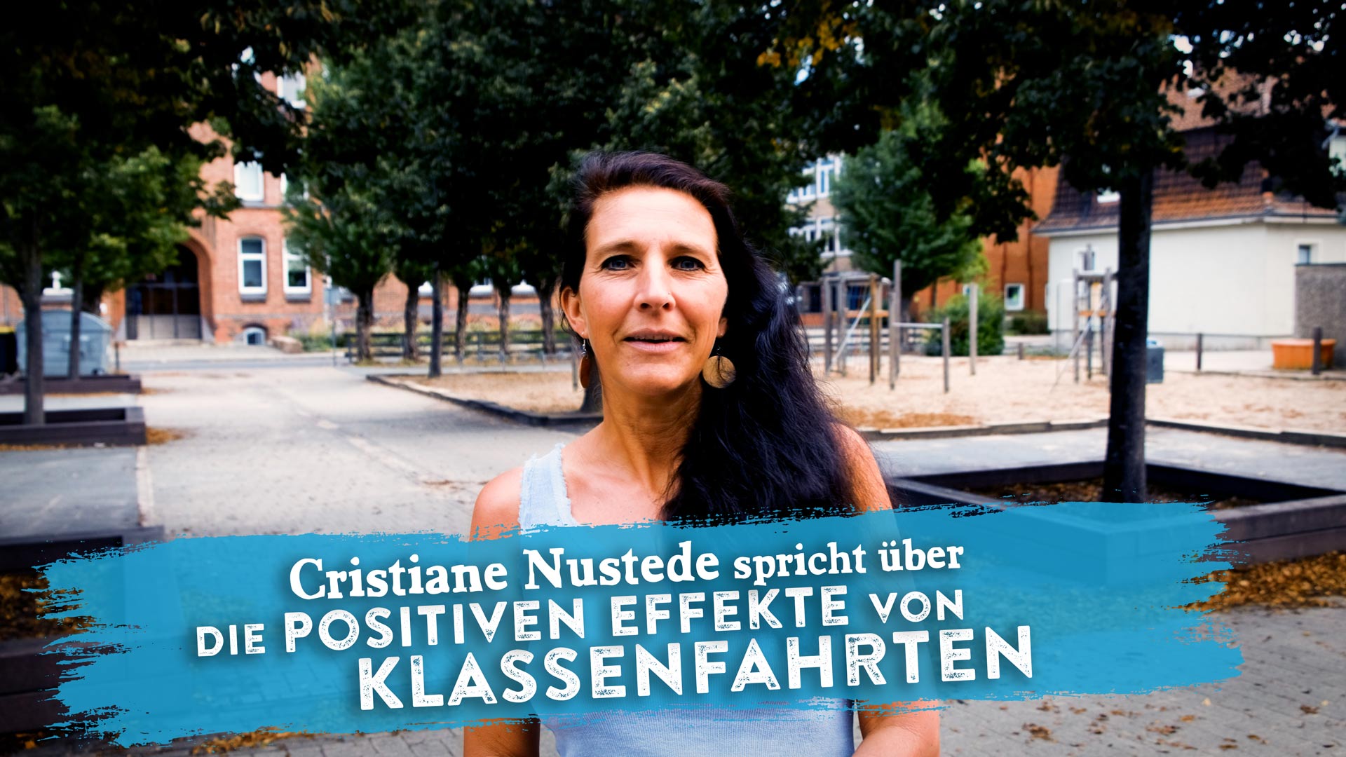 Man sieht Christiane Nustede (Leiterin einer Grundschule in Lehrte), die über den positiven Effect von Klassenfahrten berichtet.