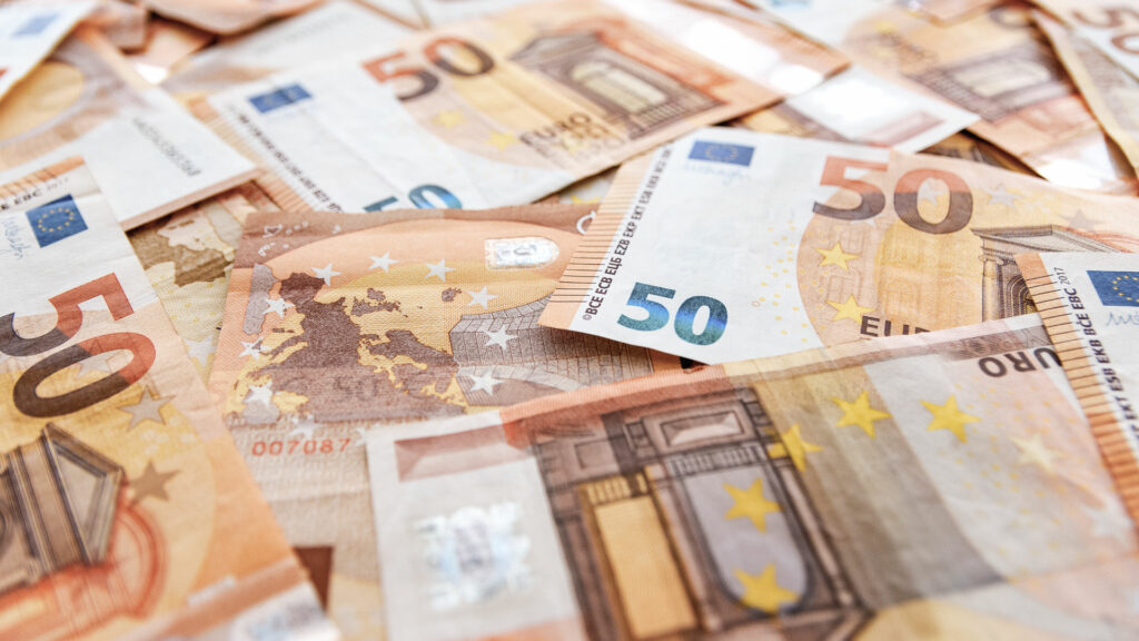 Ein Bild mit 50 Euro Banknoten