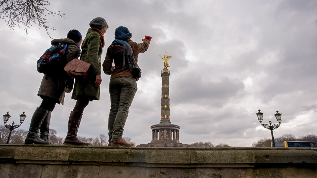 Drei Schülerinnen vor der Siegessäule in Berlin