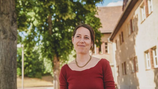 Auf dem Portraitfoto sehen wir die Gedenkstättenpädagogin Friederike Krebs.