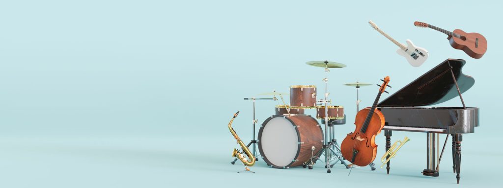 Verschiedene Musikinstrumente vor hellblauem Hintergrund, darunter ein Flügel, ein Schlagzeug, Gitarren, ein Cello, ein Saxofon und eine Trompete.