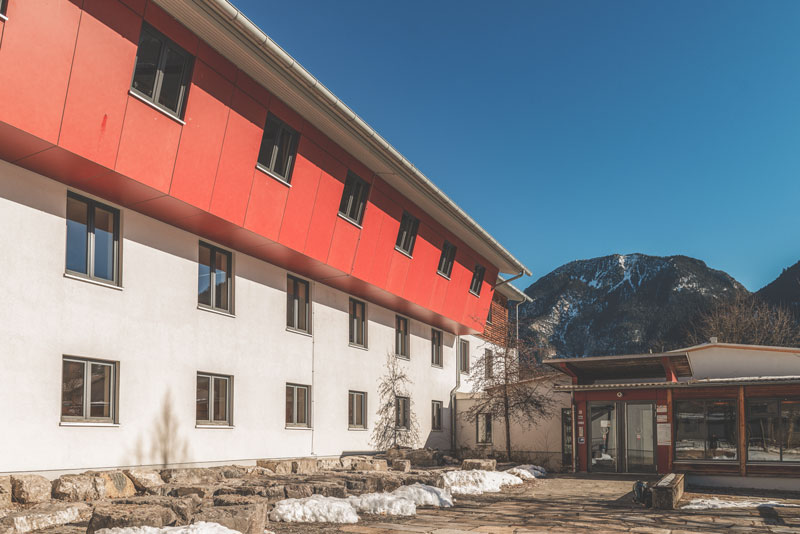 Der Innenhof der Jugendherberge Garmisch-Partenkirchen