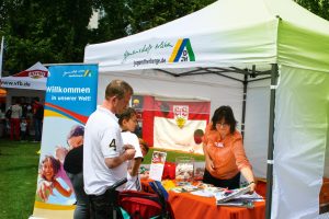 VOLL IN IHREM ELEMENT - Events wie das Kinder- und Jugendfestival in Stuttgart sind für Pia Schmitz eine willkommene Gelegenheit die Jugendherbergen vorzustellen. 