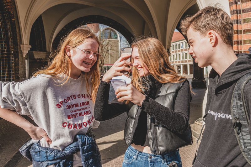 Antonia, Letizia und Leif planen ihre Route für die Stadtrallye