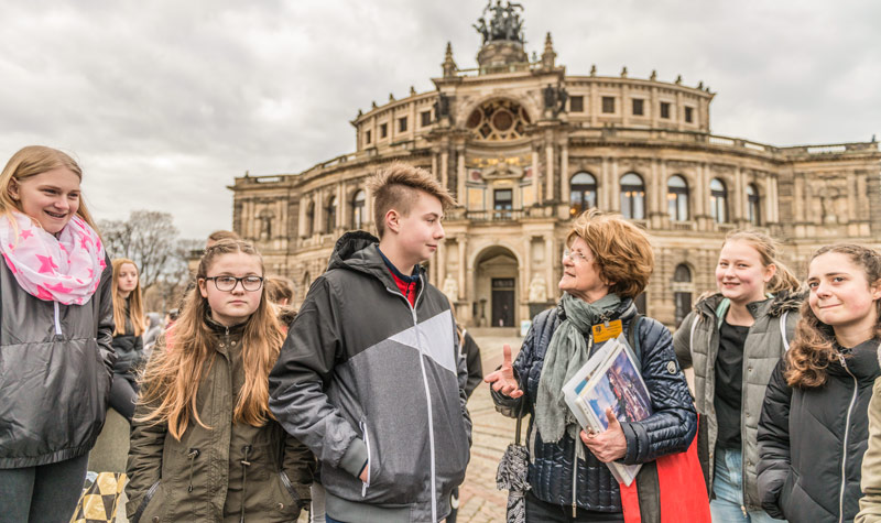 Die Schüler aus Österreich stehen vor der Semperoper in Dresden. 