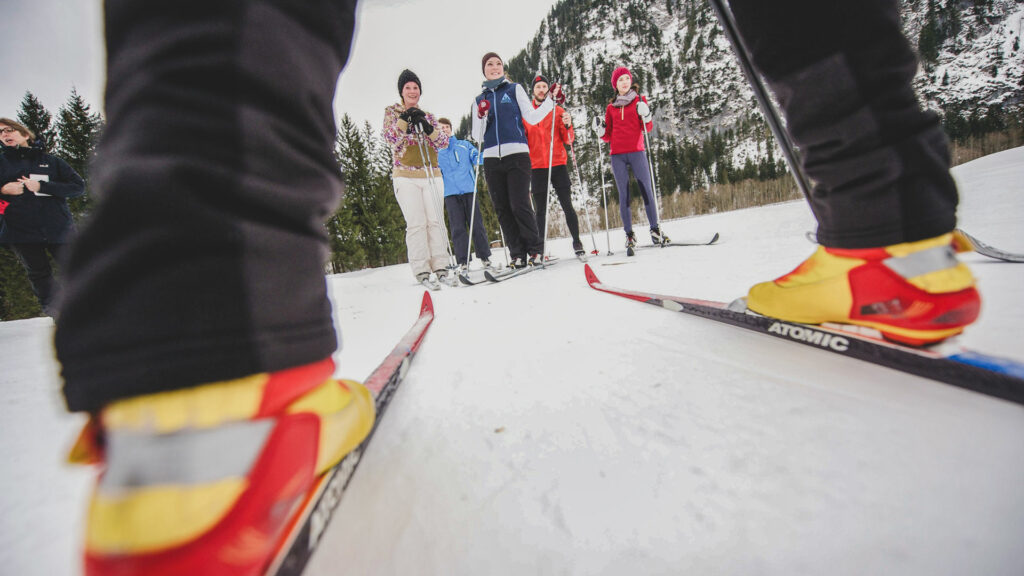 Eine Gruppe von Skilangläufern