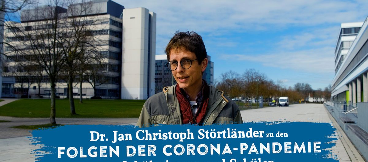 Der Himmel ist blau, wir sehen eine lange Flucht und Dr. Jan Christoph Störtländer steht vor der Uni Bielefeld